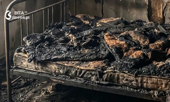 На Вінниччині 60-річний чоловік ледь не згорів у власному будинку через необережне куріння На Вінниччині 60-річний чоловік ледь не згорів у власному будинку через необережне куріння