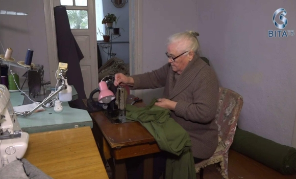 На Вінниччині 85-річна волонтерка шиє теплі речі та маскувальні костюми для захисників