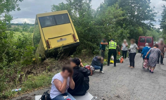 На Вінниччині автобус з’їхав у кювет, п'ять пасажирів травмовані