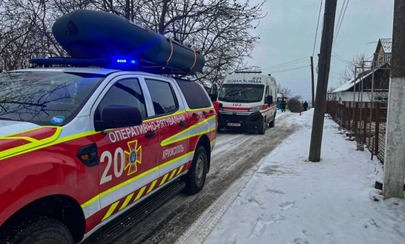 На Вінниччині автомобіль екстреної меддопомоги загруз в сніговому заметі