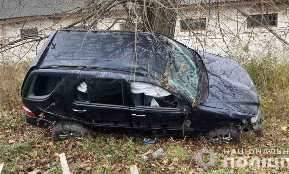 На Вінниччині автомобіль в’їхав у паркан та зіткнувся з деревом – внаслідок ДТП загинув пасажир