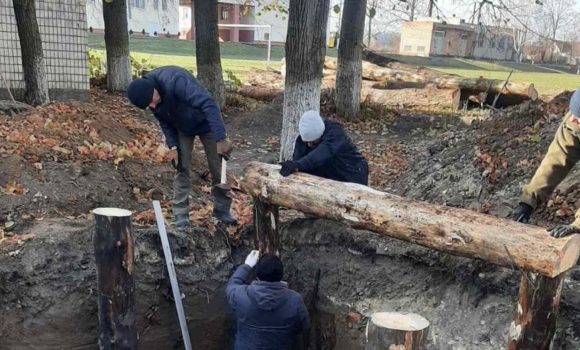 На Вінниччині біля ліцею почали будувати військовий бліндаж і смугу перешкод