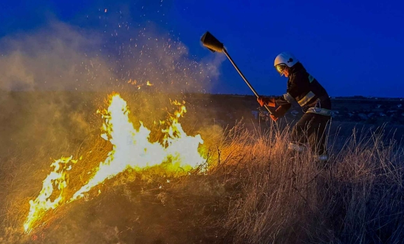 На Вінниччині через загоряння трави вогонь перекинувся на дах господарської споруди