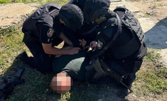 На Вінниччині чоловік погрожував правоохоронцям ножем та сокирою