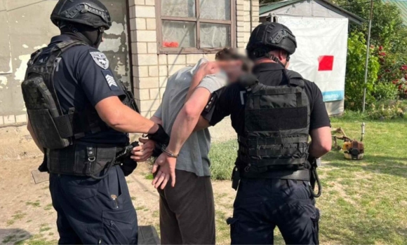 На Вінниччині чоловік вийшов на подвір’я, обгорнувшись російським триколором