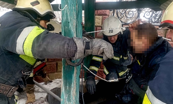 На Вінниччині чоловік вижив після падіння у десятиметрову криницю