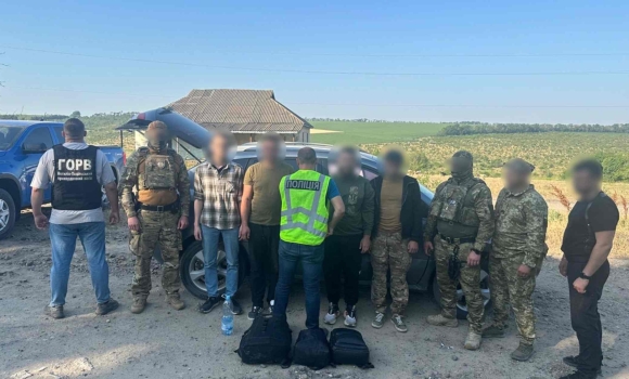 На Вінниччині чоловік за 9 тис. доларів обіцяв переправити військовозобов'язаних за кордон