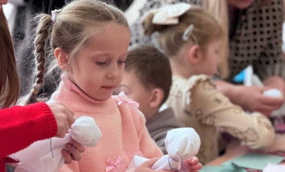 На Вінниччині дітей загиблих військовослужбовців вчили створювати ляльку-мотанку