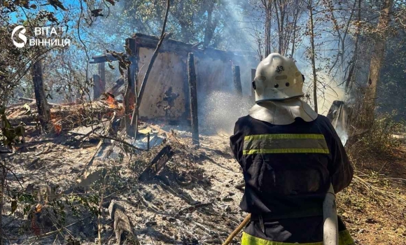 На Вінниччині діти розпалили багаття, а вогонь перекинувся на будівлю На Вінниччині діти розпалили багаття, а вогонь перекинувся на будівлю