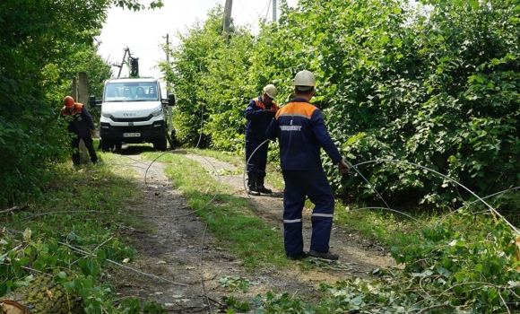 На Вінниччині енергетики повертають світло у будинки після негоди