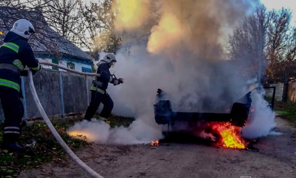 На Вінниччині горіло авто та приватні будинки