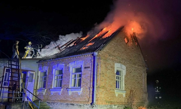 На Вінниччині горіли сонячні батареї на даху приватного будинку На Вінниччині горіли сонячні батареї на даху приватного будинку