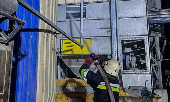 На Вінниччині горіли зерносушарка та приватний будинок
