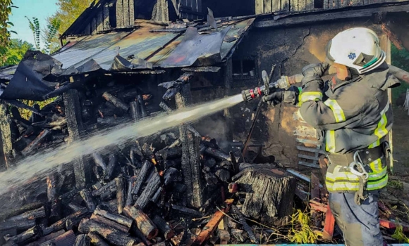 На Вінниччині горів автомобіль, пожнивні залишки та господарські споруди