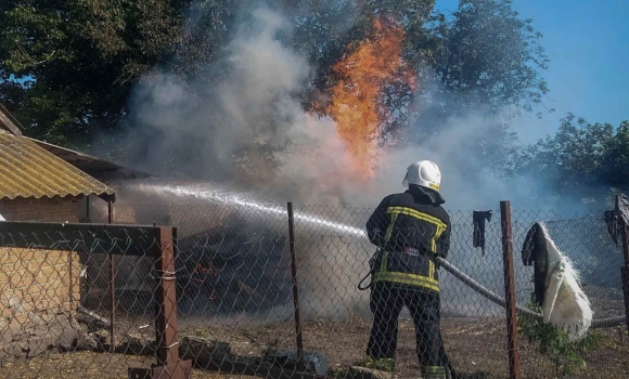 На Вінниччині горів гараж і господарські споруди