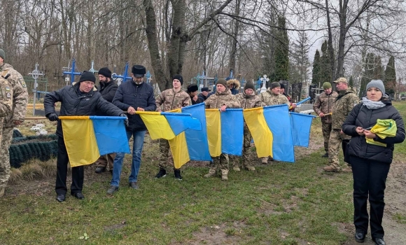 На Вінниччині громада прощалась із загиблим у ДТП військовослужбовцем ТЦК На Вінниччині громада прощалась із загиблим у ДТП військовослужбовцем ТЦК
