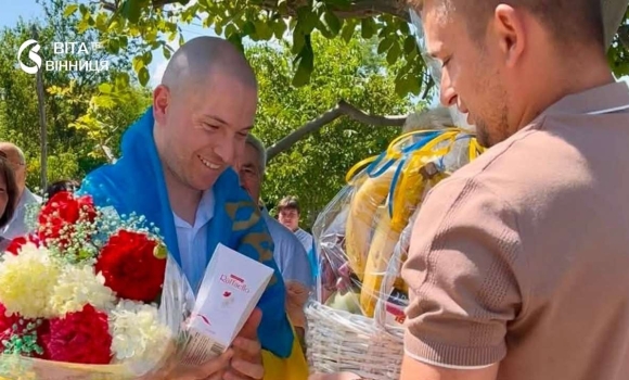 На Вінниччині громада зустріла Захисника, який повернувся з російського полону На Вінниччині громада зустріла Захисника, який повернувся з російського полону