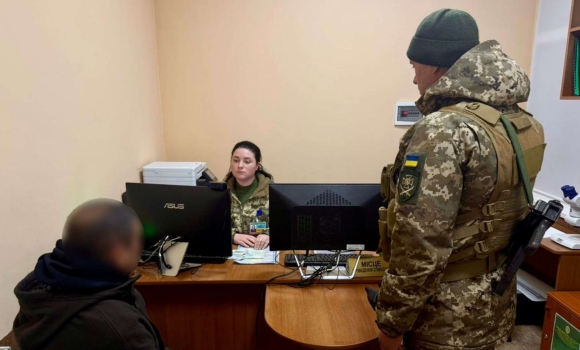 На Вінниччині іноземець дав хабар за племінника, який не мав підстав для перетину кордону На Вінниччині іноземець дав хабар за племінника, який не мав підстав для перетину кордону