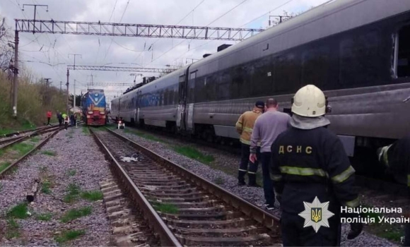 На Вінниччині «Інтерсіті+» зіткнувся з приватним тепловозом понад 500 пасажирів чекають допомоги