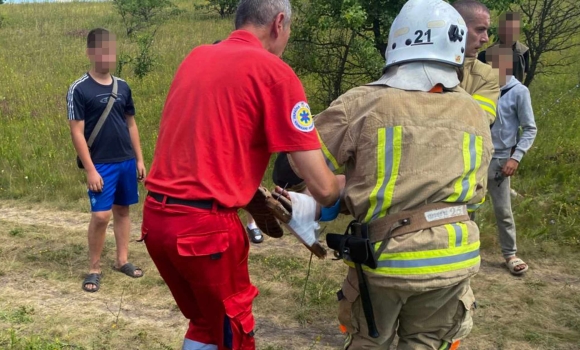 На Вінниччині хлопець нашпилив ногу на забиту цвяхами дошку