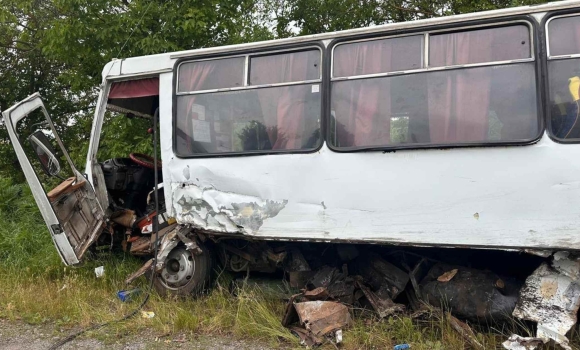 На Вінниччині легковик зіткнувся з пасажирським автобусом