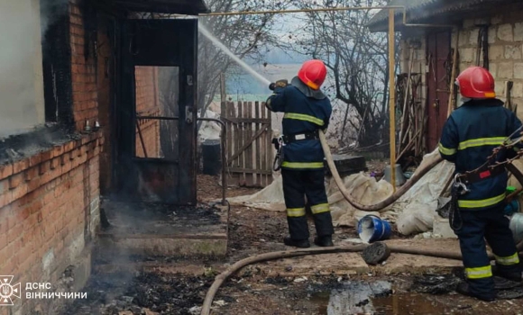 На Вінниччині ліквідували пожежі у двох приватних житлових будинках