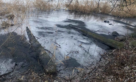 На Вінниччині маслянисті плями забруднили водосховище На Вінниччині маслянисті плями забруднили водосховище
