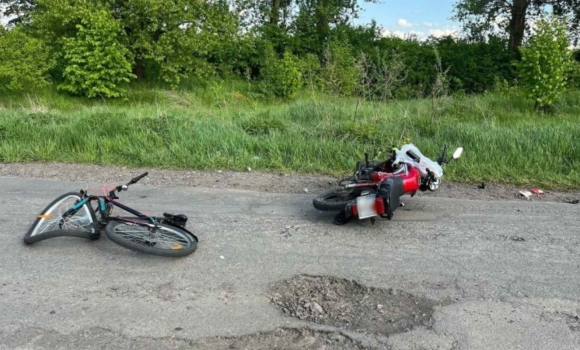 На Вінниччині мотоцикл не розминувся з велосипедом - обидва керманичі в лікарні