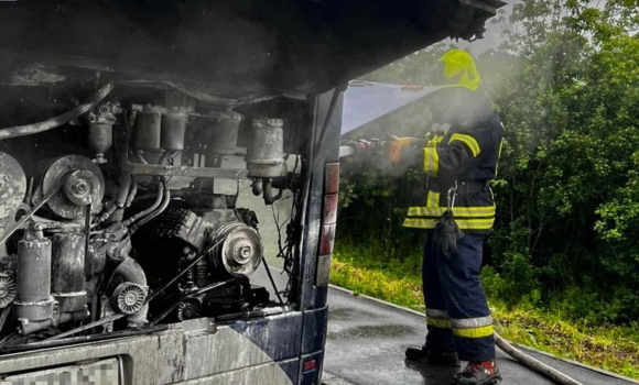 На Вінниччині на трасі загорівся моторний відсік приватного автобуса