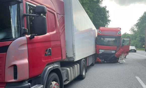 На Вінниччині на трасі зіткнулись два автопоїзди та легковик — три учасники аварії загинули