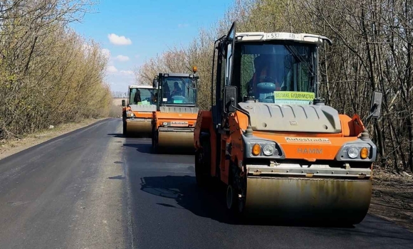 На Вінниччині оновили десятки тисяч квадратів стратегічної траси куди дорожня техніка рушила далі