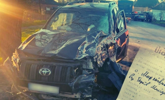 На Вінниччині п'яний водій позашляховика протаранив бус, у якому було десять людей