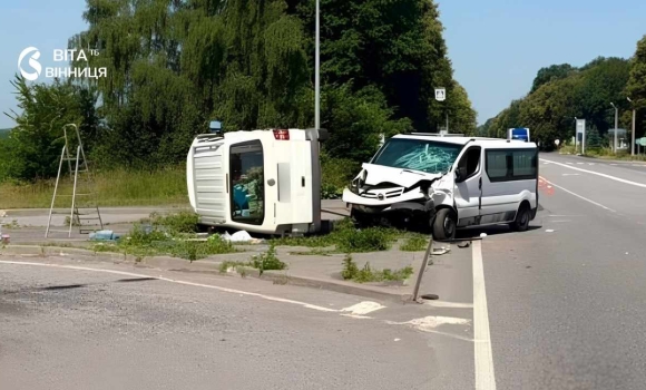 На Вінниччині пасажирки потрапили до лікарні після зіткнення двох авто