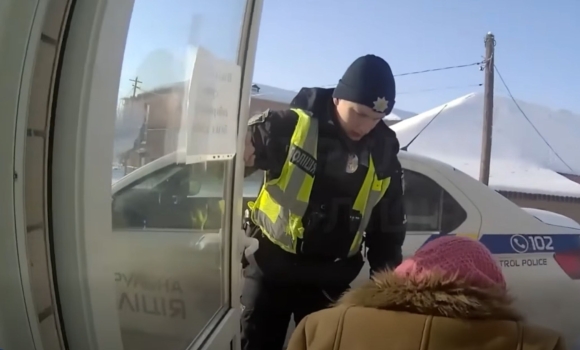 На Вінниччині патрульні доправили до лікарні пенсіонерку, яка впала серед дороги