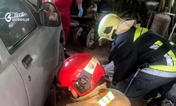 На Вінниччині пенсіонер загинув, затиснутий під власним авто під час ремонту