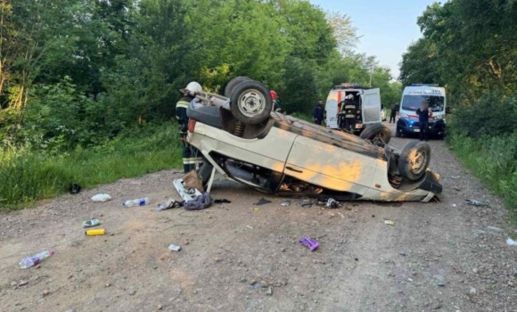 На Вінниччині перекинулось авто один пасажир загинув, інший разом із водієм у лікарні