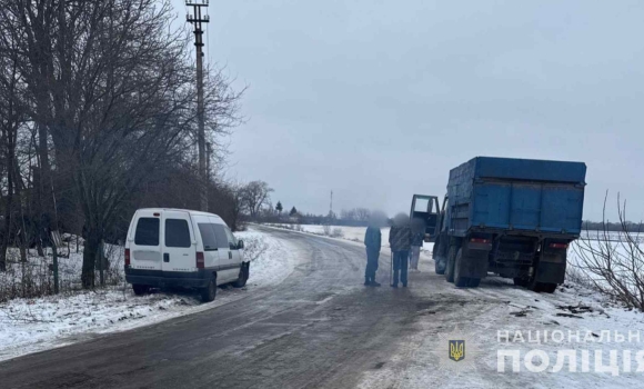 На Вінниччині Peugeot зіткнувся з КАМАЗом — постраждала 66-річна пасажирка мікроавтобуса