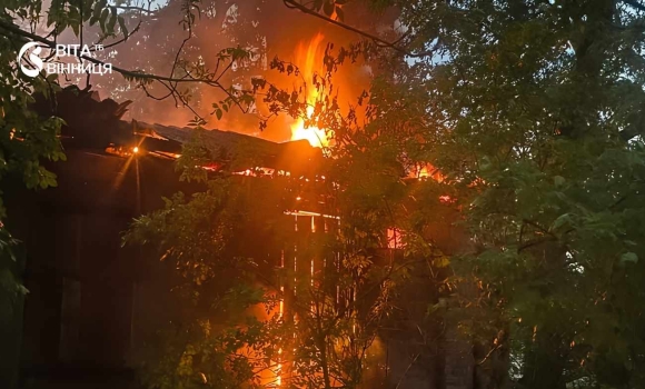 На Вінниччині під час грози блискавка спопелила дах господарчої споруди На Вінниччині під час грози блискавка спопелила дах господарчої споруди