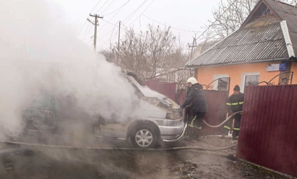 На Вінниччині під час пожежі автомобіля постраждав власник – хотів загасити вогонь самотужки