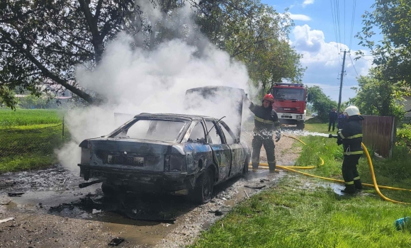 На Вінниччині під час руху загорівся і вщент вигорів легковик