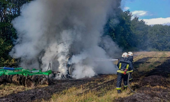 На Вінниччині під час сільськогосподарських робіт загорівся трактор
