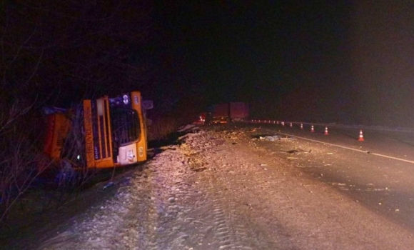 На Вінниччині під час смертельного ДТП одна вантажівка знесла іншу з траси