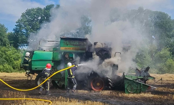 На Вінниччині під час збирання врожаю загорівся комбайн