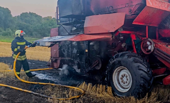 На Вінниччині під час збирання врожаю загорівся комбайн