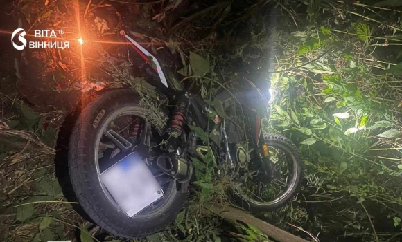 На Вінниччині підліток на мотоциклі з'їхав у кювет і перекинувся його пасажир — у лікарні На Вінниччині підліток на мотоциклі з'їхав у кювет і перекинувся його пасажир — у лікарні