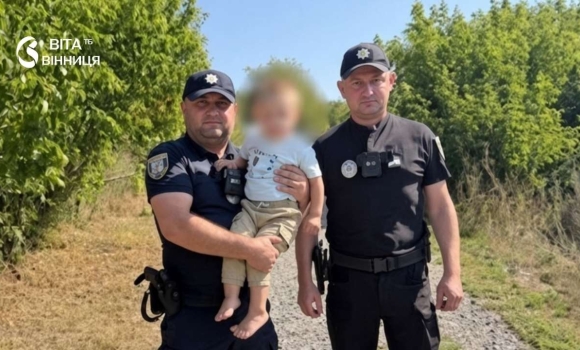 На Вінниччині поліцейські шукали дворічного малюка мати відвернулась, а він вже на іншому кінці села На Вінниччині поліцейські шукали дворічного малюка мати відвернулась, а він вже на іншому кінці села