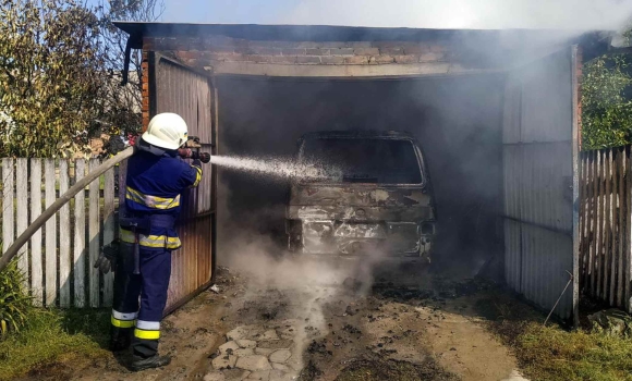 На Вінниччині пожежа знищила в гаражі одне авто й пошкодила інше