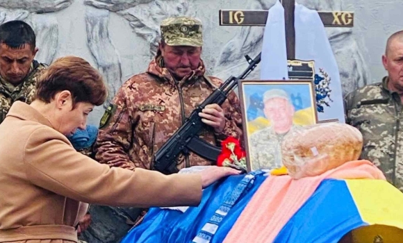На Вінниччині прощались з колишнім воїном-миротворцем, який загинув на Донеччині