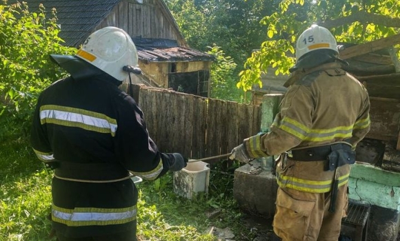 На Вінниччині рятувальники дістали з криниці мертву жінку та ледь живого чоловіка