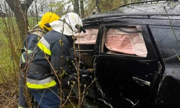 На Вінниччині рятувальники вирізали водія з понівеченої іномарки деталі ДТП біля Тарасівки
